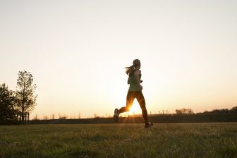 高血糖を防ぐには「早歩き」を！　糖尿病改善のために“3分でできる方法”を解説