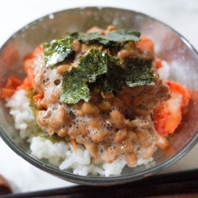 メカブと納豆のもち麦キムチごはん