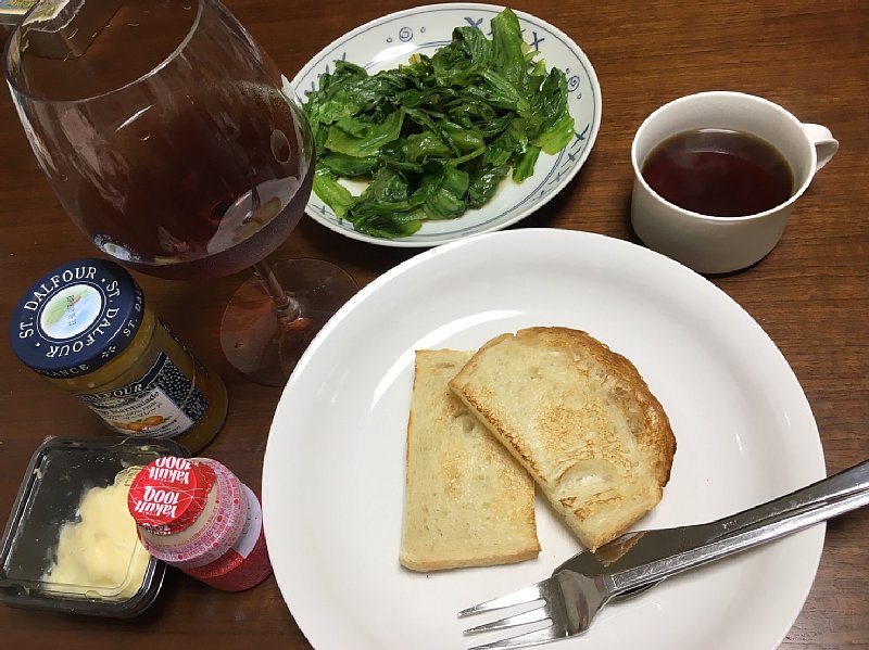 トーストなどが並ぶ朝食