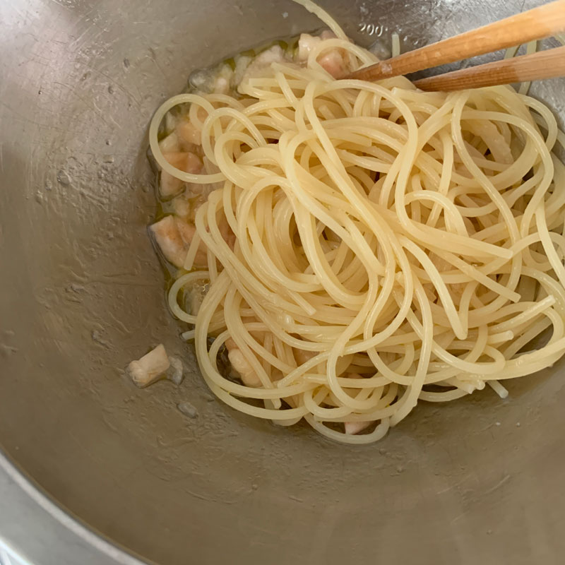 市橋有里が「桃の冷製パスタ」を作っているところ