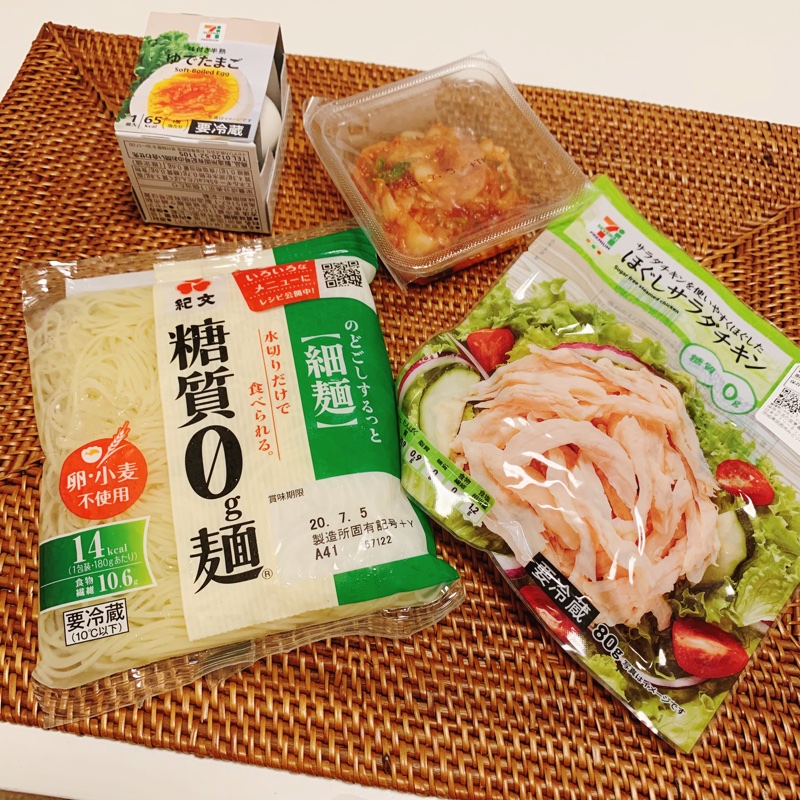 コンビニのゆで卵、キムチ、サラダチキン、糖質ゼロ麺