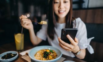 スマホを見ながら食事すると太る！その2つの理由｜プロが教えるデブ習慣とその改善方法