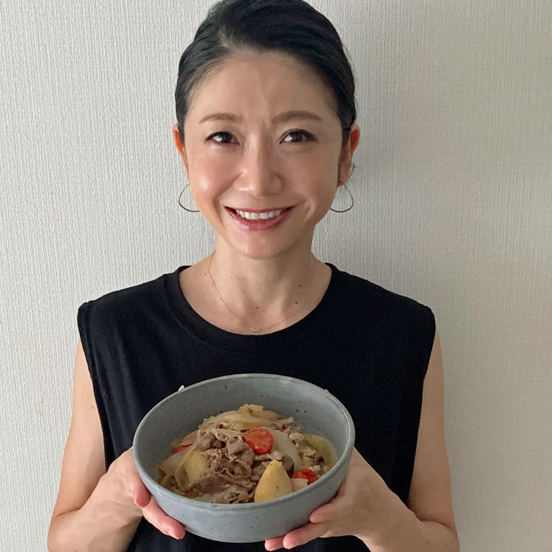 市橋有里がレシピ考案した「トマト肉じゃが」を持っている