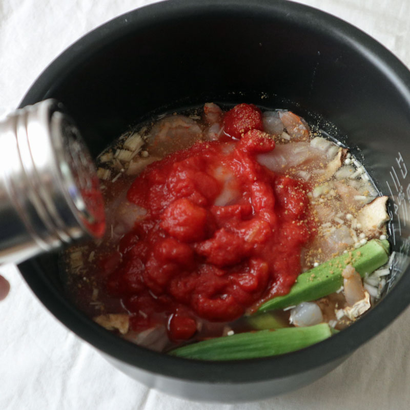 炊飯器減量メシ「女のマグマ」を作っているところ