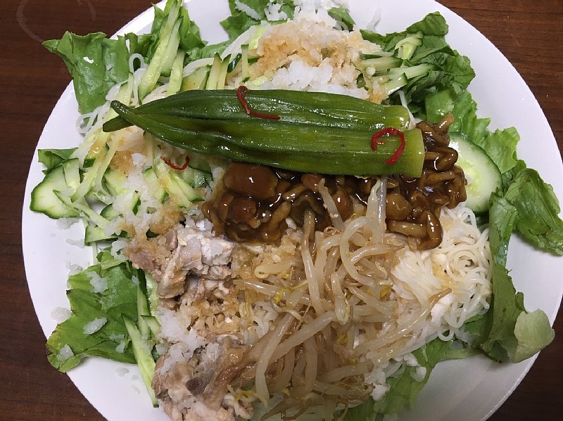 いつもの常備菜をのっけたそうめん