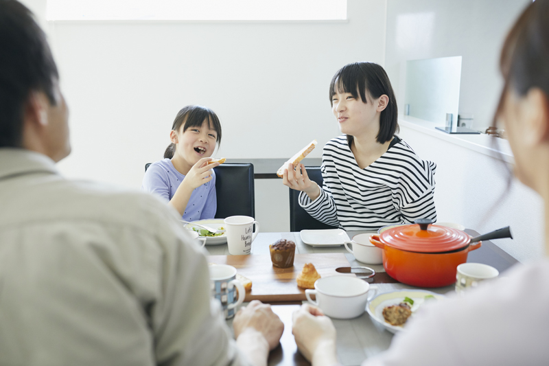 朝食を家族で楽しそうにとっている