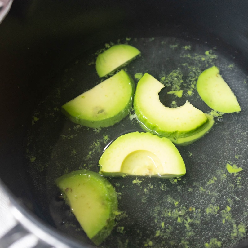 スライスしたアボカドを鍋で茹でている