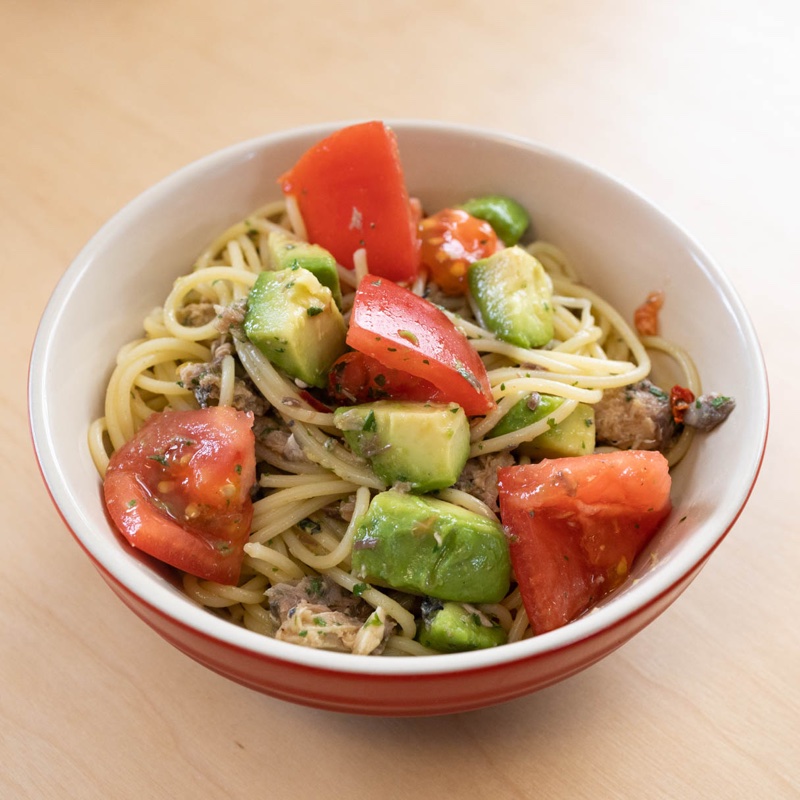 トマト・アボカド・さば缶の美菜食パスタ