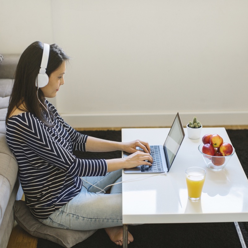 テレワークをする女性のイメージ