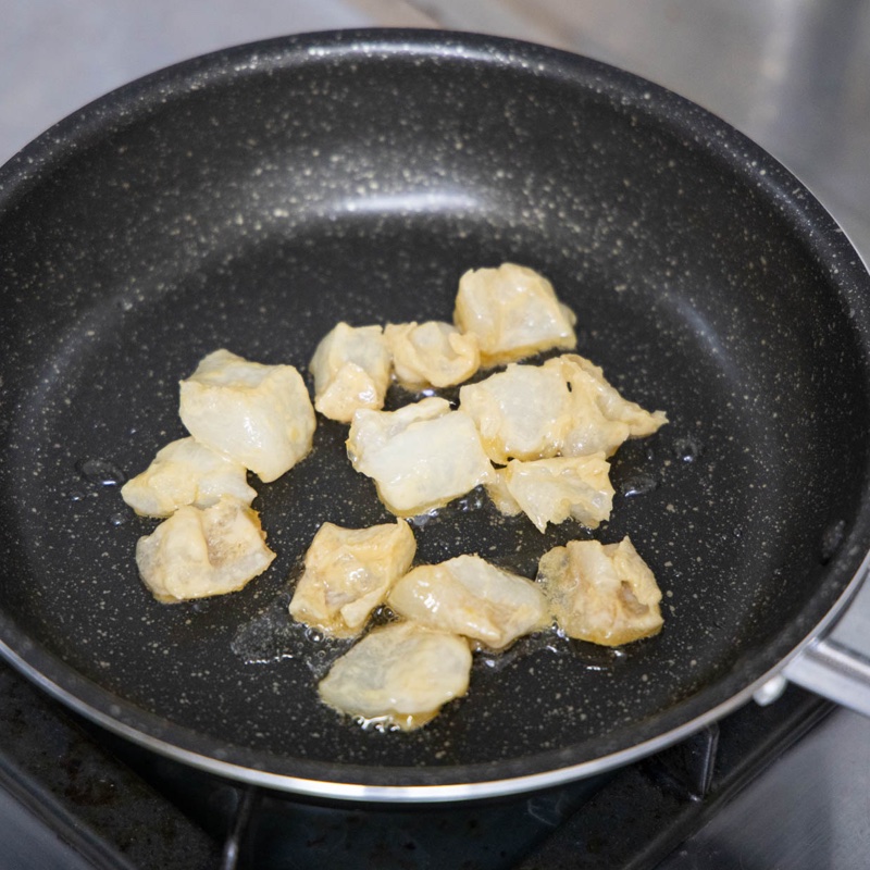 衣をつけた凍みこんにゃくを揚げ焼きしているところ