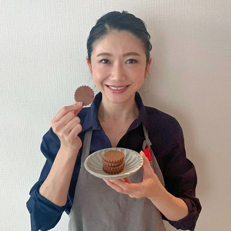 自らレシピを考案したジンジャーチョコクッキーを持つ市橋有里