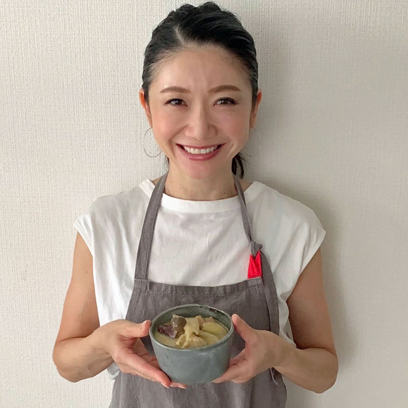 レシピ考案した「きのことさつまいもの豆乳カレースープ」を持つ市橋有里