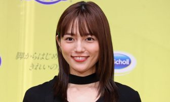 川口春奈が美の秘訣を告白！寝る前にできる快眠ストレッチ3種にも挑戦