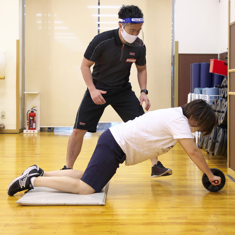 コナミスポーツクラブのインストラクター横田昌佳さん指導の元、トレーニングをするライターM