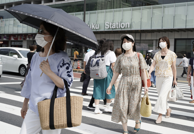 新宿の街をマスクを着けて歩く女性たち