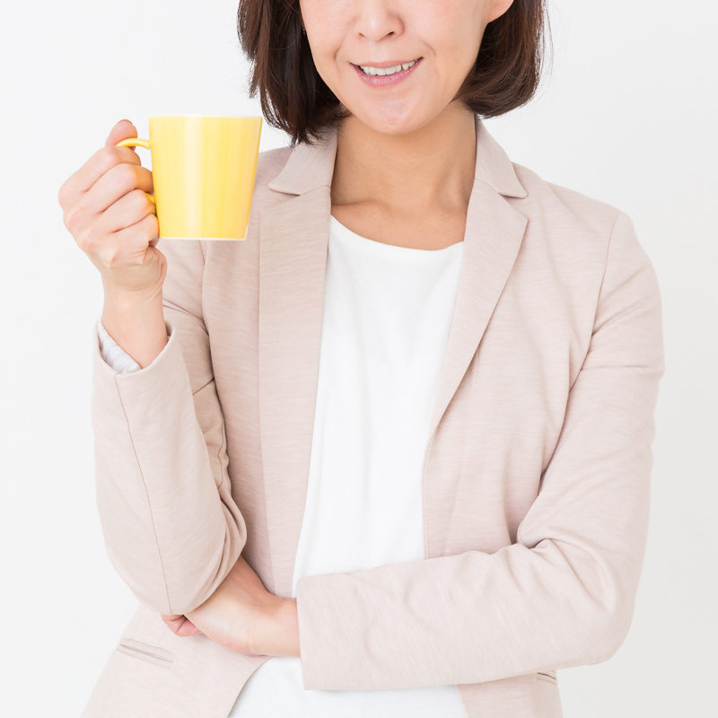 低糖質ドリンクを手にする女性