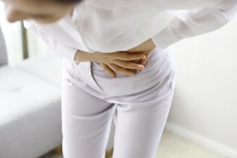 生理痛のときに温めるべきは？症状を和らげるのに役立つ10秒「こわばり筋ほぐし」のやり方