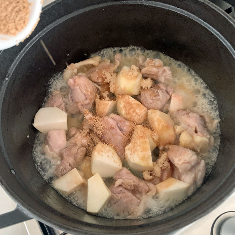 鶏肉と里芋をフライパンで煮ているところ