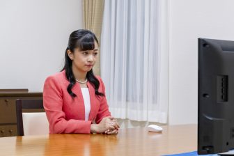 佳子さま、女性らしさ満開「コーラルレッド」のリモートファッション