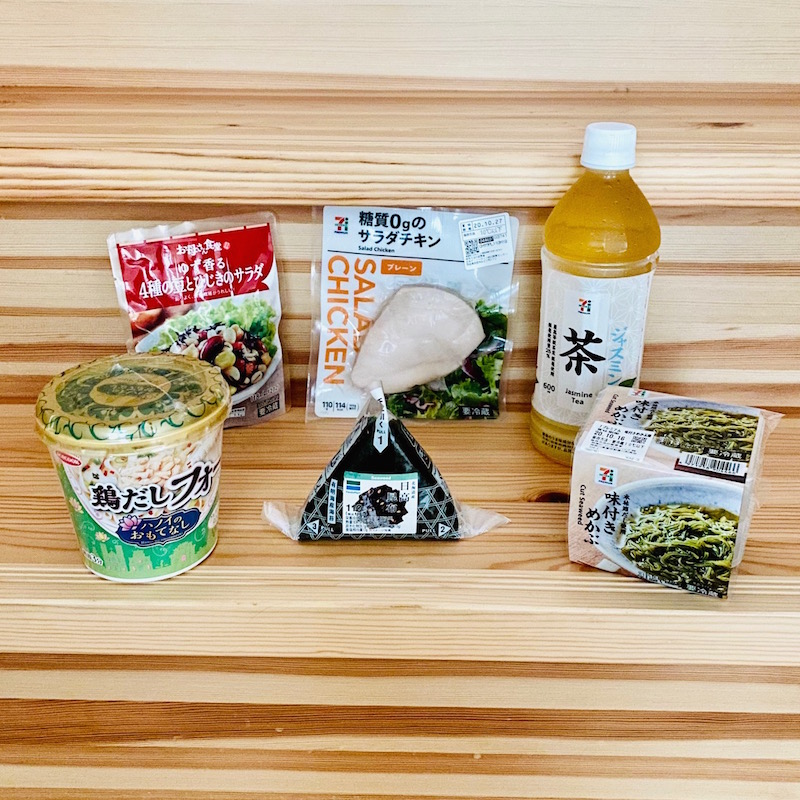 エースコックのハノイのおもてなし鶏だしフォーとファミリーマートの手巻き日高昆布おにぎりと4種の豆とひじきのサラダとセブンイレブンの味付きめかぶとジャスミン茶600mlとサラダチキンプレーン