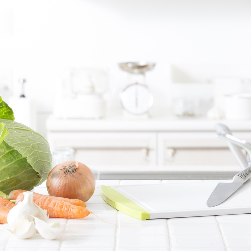 野菜とまな板と包丁が置いてあるキッチン