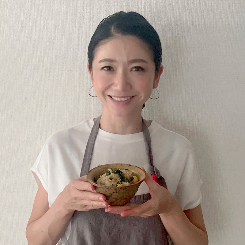 さんまと春菊の炊き込みご飯をもった市橋有里