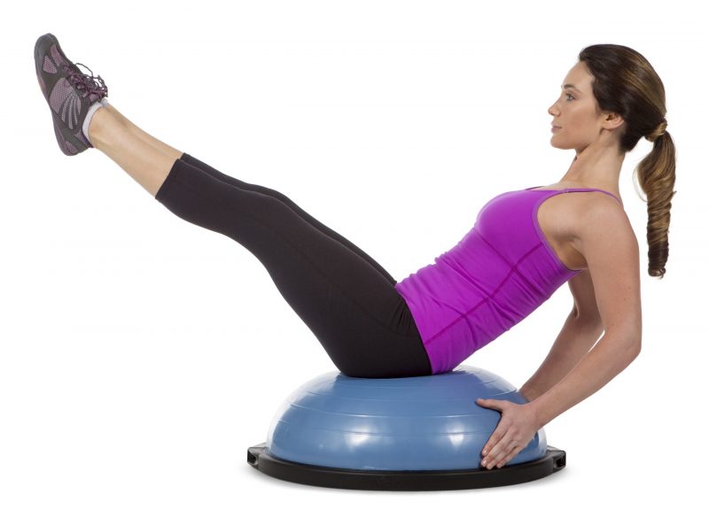 BOSU（ボス）バランストレーナー ホームバージョン　65cmを使ってエクササイズをしている女性