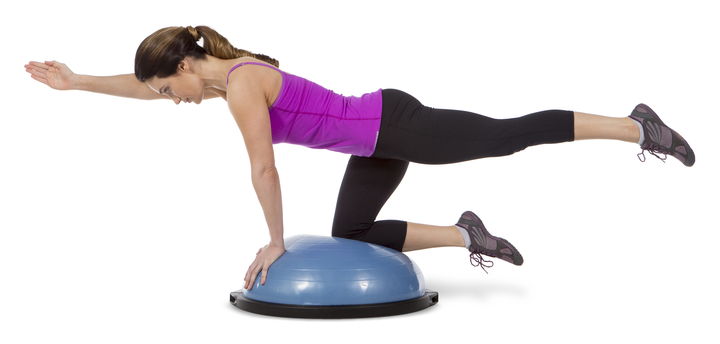 BOSU（ボス）バランストレーナー ホームバージョン　65cmを使ってエクササイズをしている女性