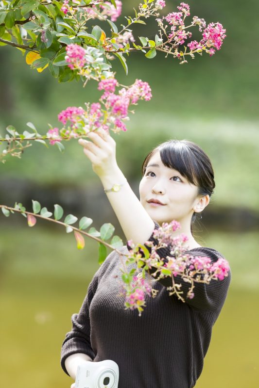 10月23日に29歳になられた眞子さまが木の花に手をかけているところ