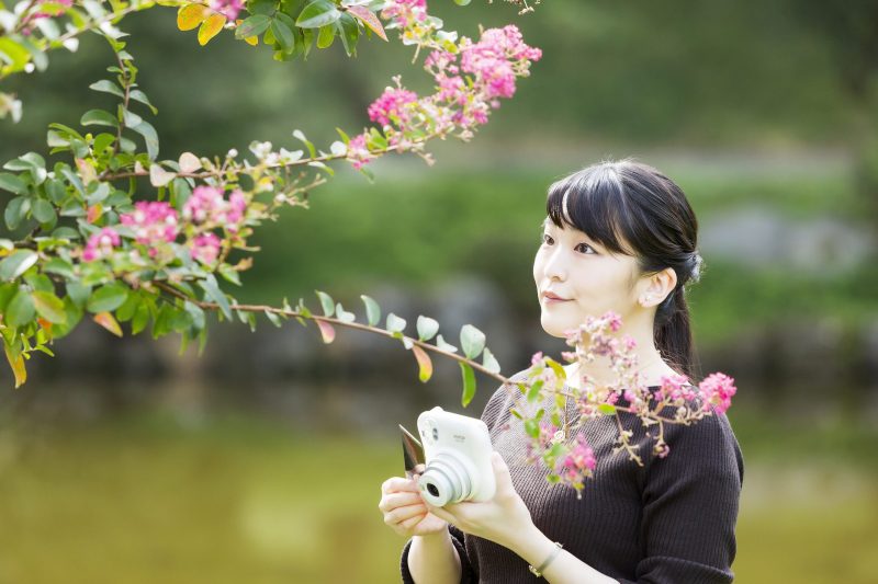 10月23日に29歳になられた眞子さまがカメラを手に、木に咲く花を見ていられるところ