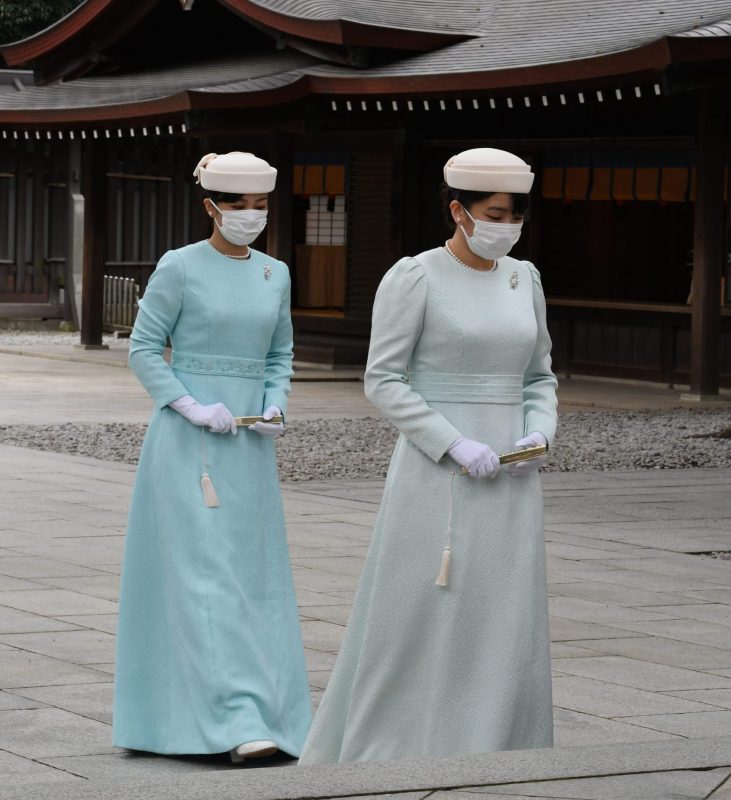 鎮座100年祭を迎えた東京・代々木の明治神宮を参拝された眞子さまと佳子さま