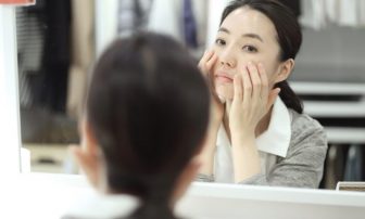 更年期の骨密度低下でシワやたるみ！見た目年齢や骨折リスク改善のため今やるべきこと