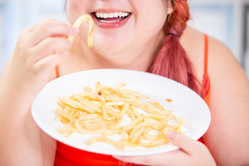 フライドポテトを食べる女性