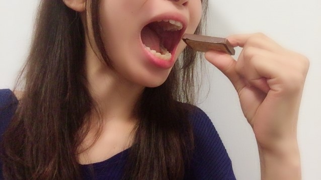 お菓子を食べようとしている人