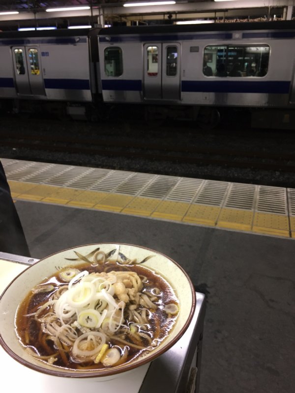 駅ホームのそば