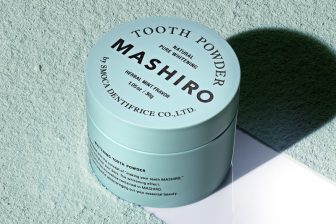 パウダー状の歯磨き粉『MASHIRO』が大ヒット、なぜ歯の汚れが落ちやすいのか？