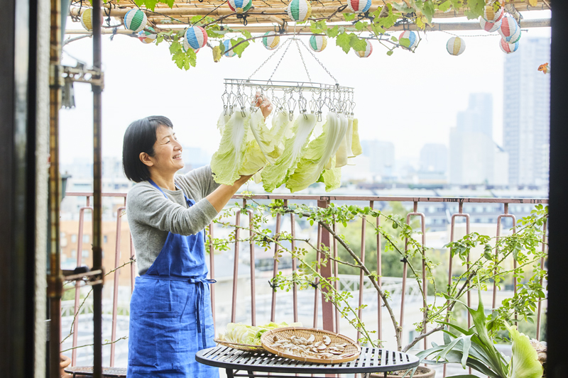 ベランダで干し野菜を作るこてらみやさん