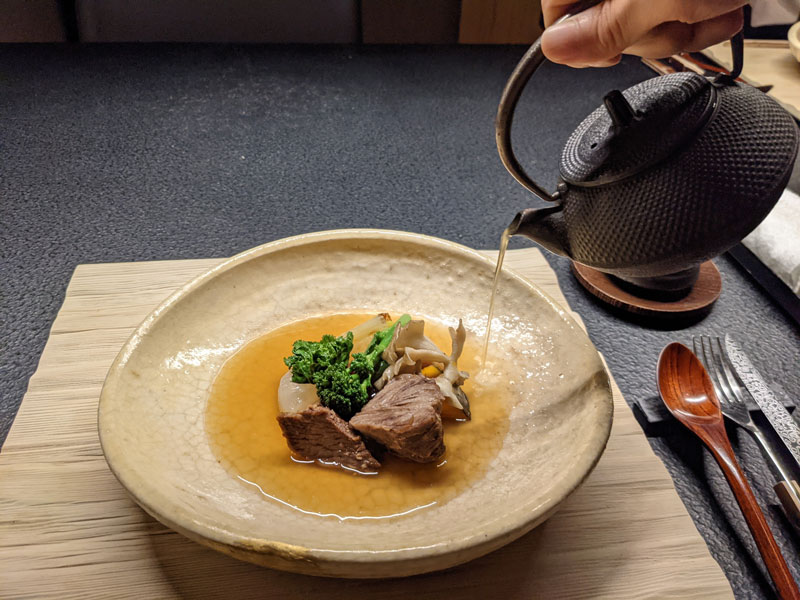 出汁をかけると、いい香りが立ち込めて食欲がそそられます