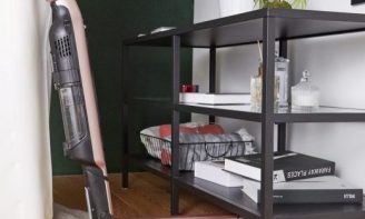 ソファの下も立ったままお掃除！シャークのコードレス掃除機『EVOPOWER