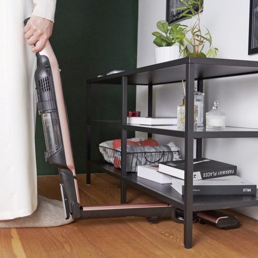 ソファの下も立ったままお掃除！シャークのコードレス掃除機『EVOPOWER