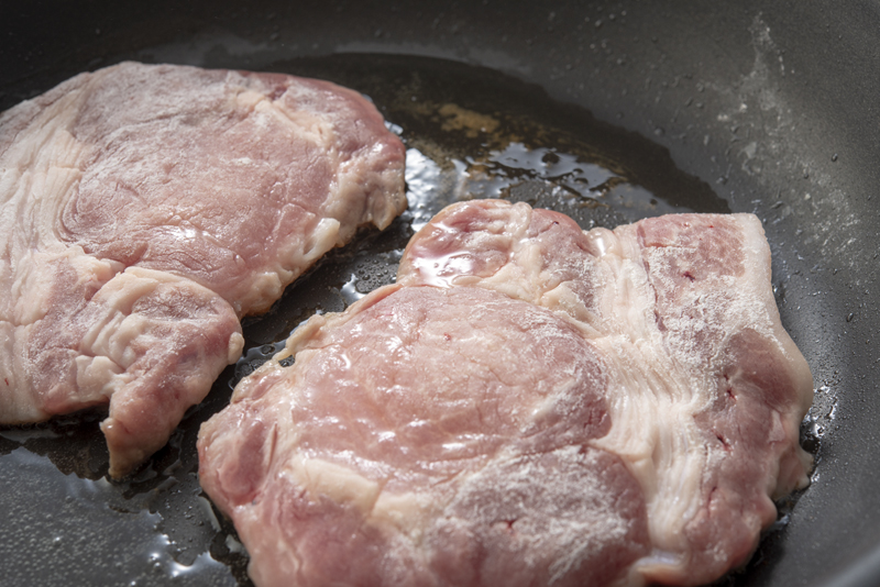 肉が焼けても裏返さずじっと焼いている