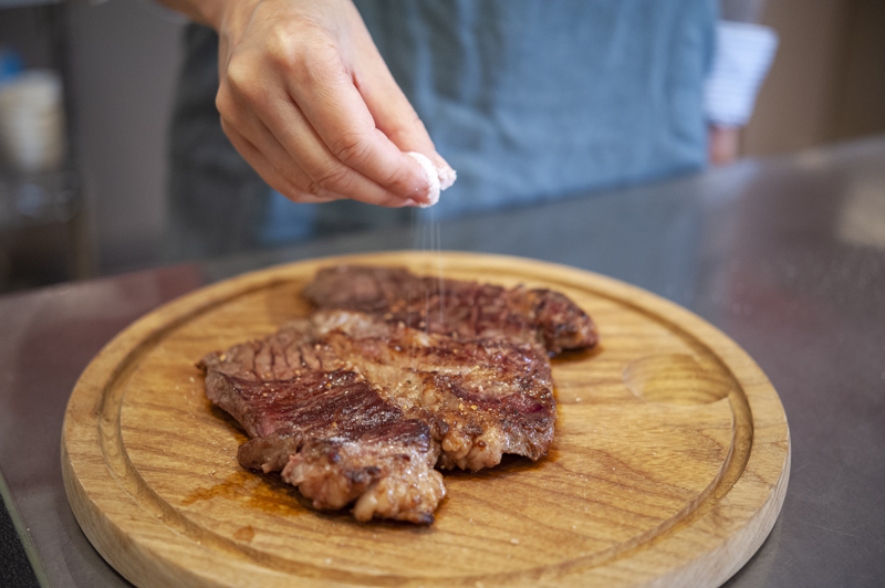 肉に焼いてから塩を振っている