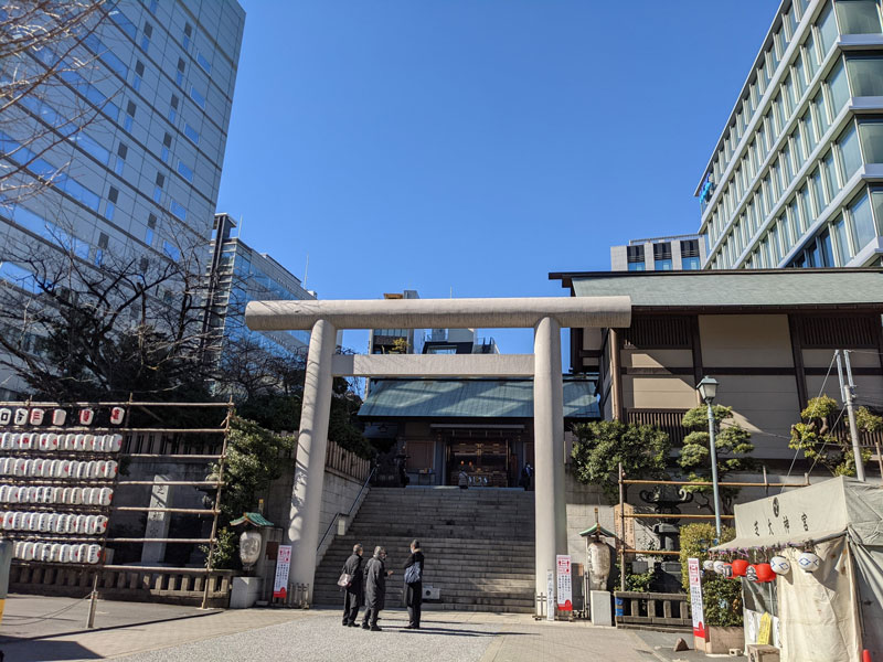 白い鳥居の芝大神宮。創建は1005年と１千年以上の歴史がある