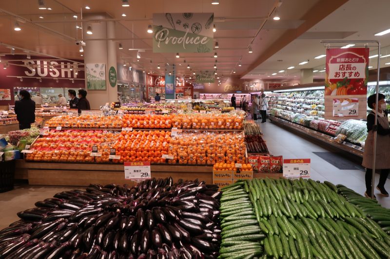 ヤオコーの店舗入り口の山積みにされた野菜コーナー