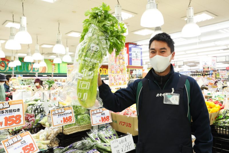 オオゼキの店員が笑顔で迎えている