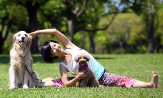 愛犬と一緒に運動してダイエット｜注目のドッグヨーガ、ディスクドッグで痩せる