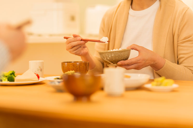 食事をしている女性