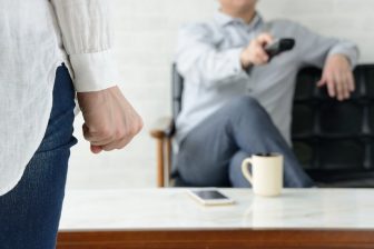 何もしない夫を“家事夫”にするカギは「頼る」と「ほめる」【50代からの人間関係のコツ】