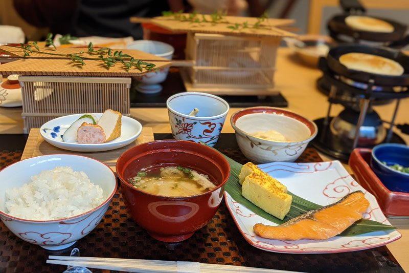 朝食は旅館らしい和食が用意されます