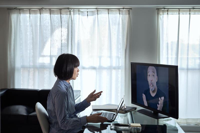 オンライン授業を受ける女性